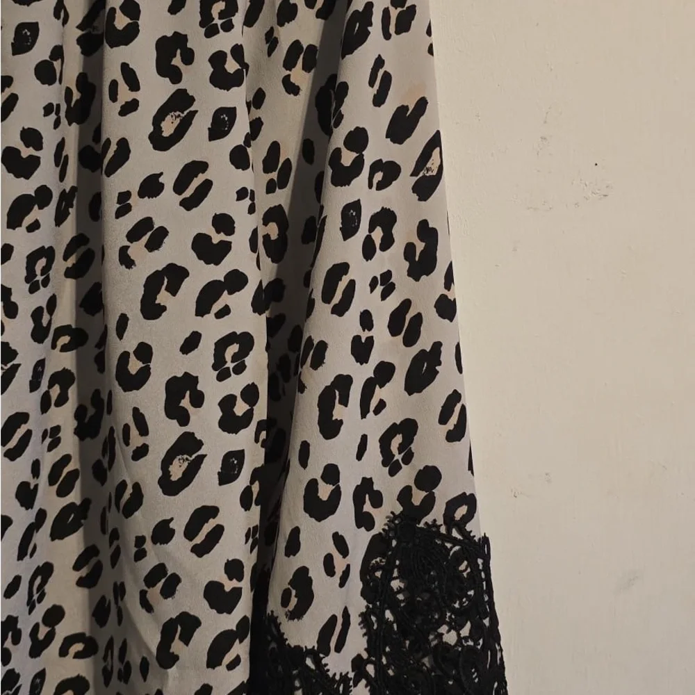Elegant Black and White Leopard Blouse with Lace Trim - Picture 12 of 15